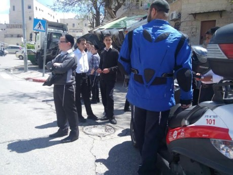 נס: משאית התהפכה על מדרכה בסמוך לילדים