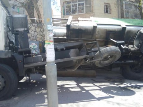 נס: משאית התהפכה על מדרכה בסמוך לילדים