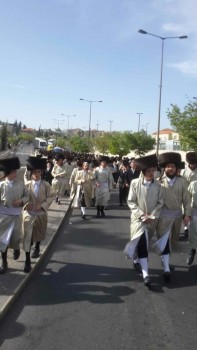 אלפים בלווית הבחור יצחק סאמט ז"ל. גלריה