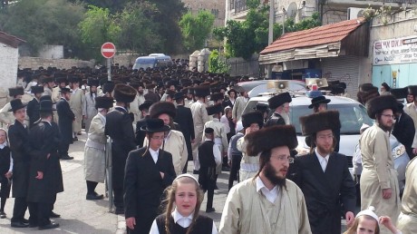 אלפים בלווית הבחור יצחק סאמט ז"ל. גלריה