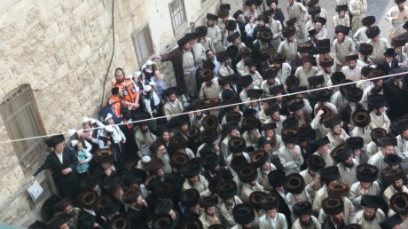 אלפים בלווית הבחור יצחק סאמט ז"ל. גלריה