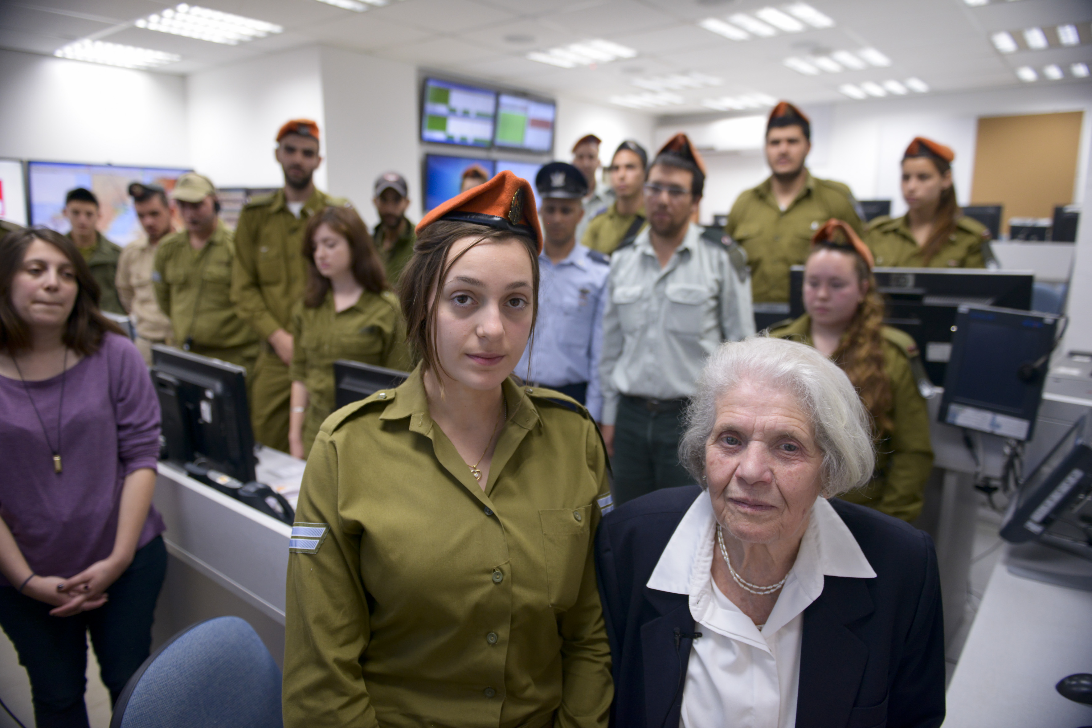 ניצולת שואה הפעילה את הצפירה לזכר הנספים