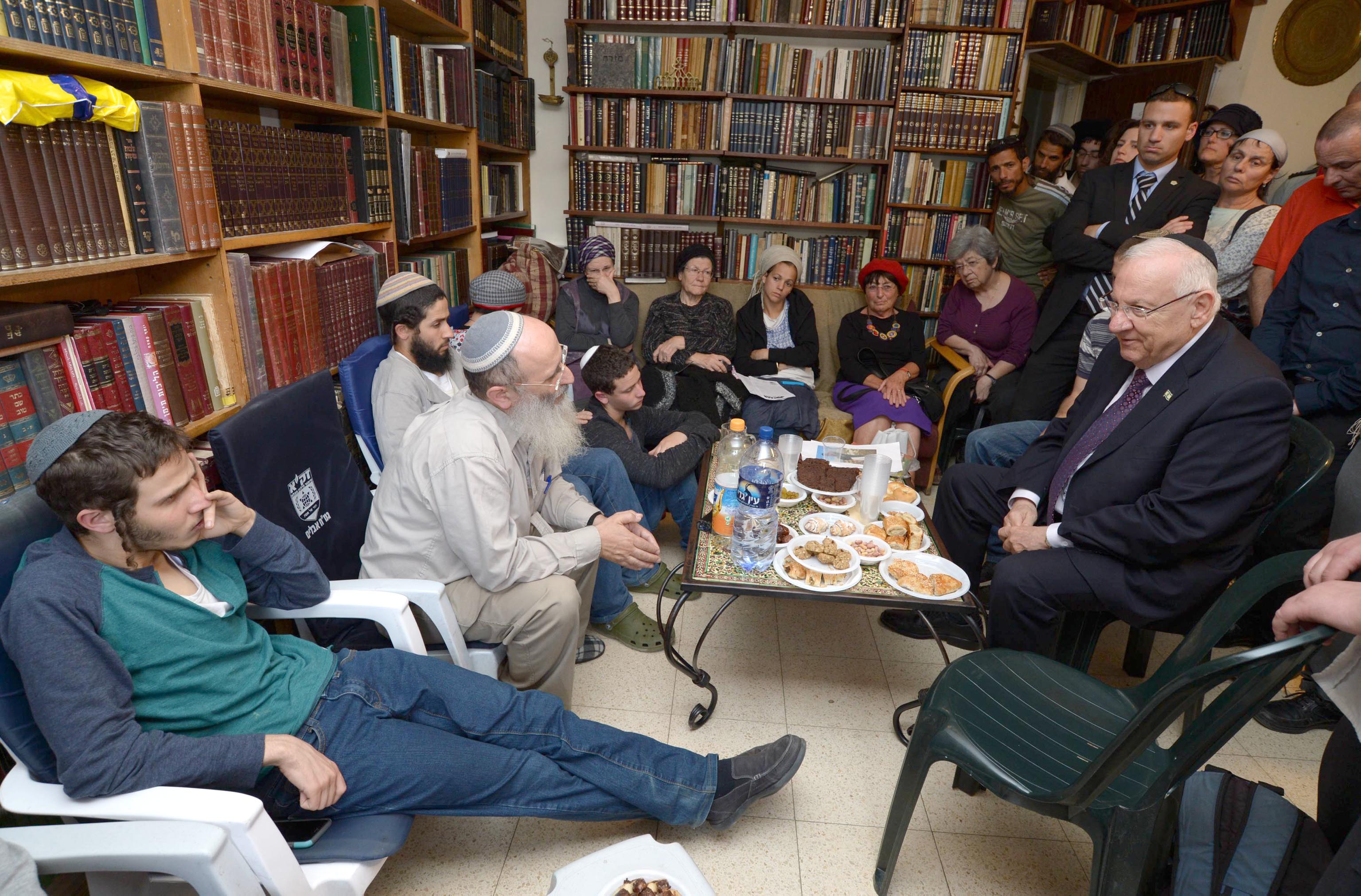 צפו: הנשיא מנחם את משפחת שלום שרקי הי"ד