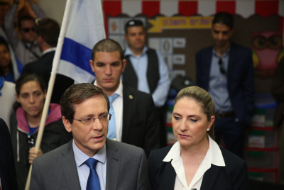 "לא הושלכה אבן על מכוניתה של הרצוג"