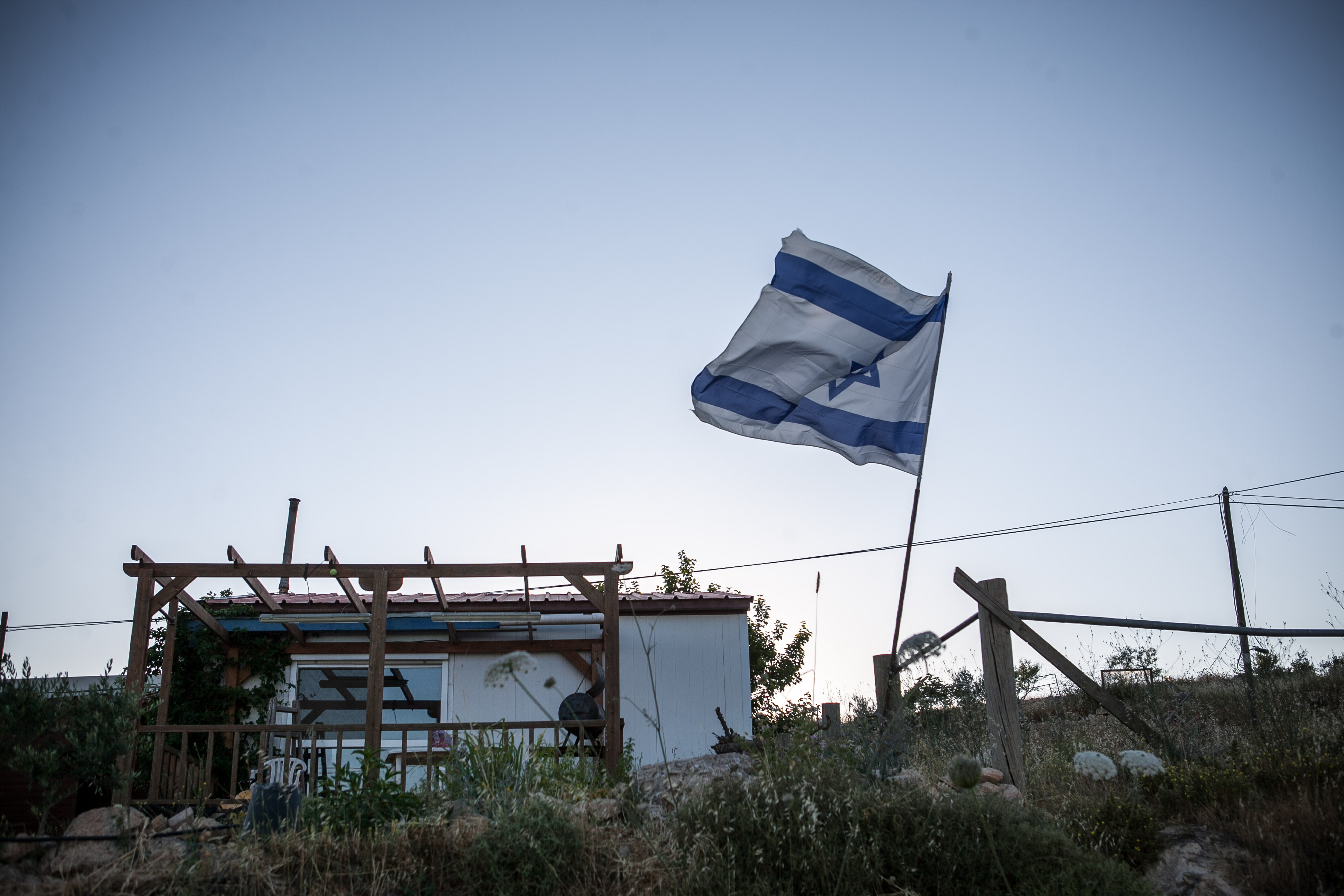 תושבי עמונה מקימים אוהלים מול ביתו של בנט