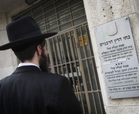 עתירה: "בתי הדין הרבניים אינם שירותי דת"