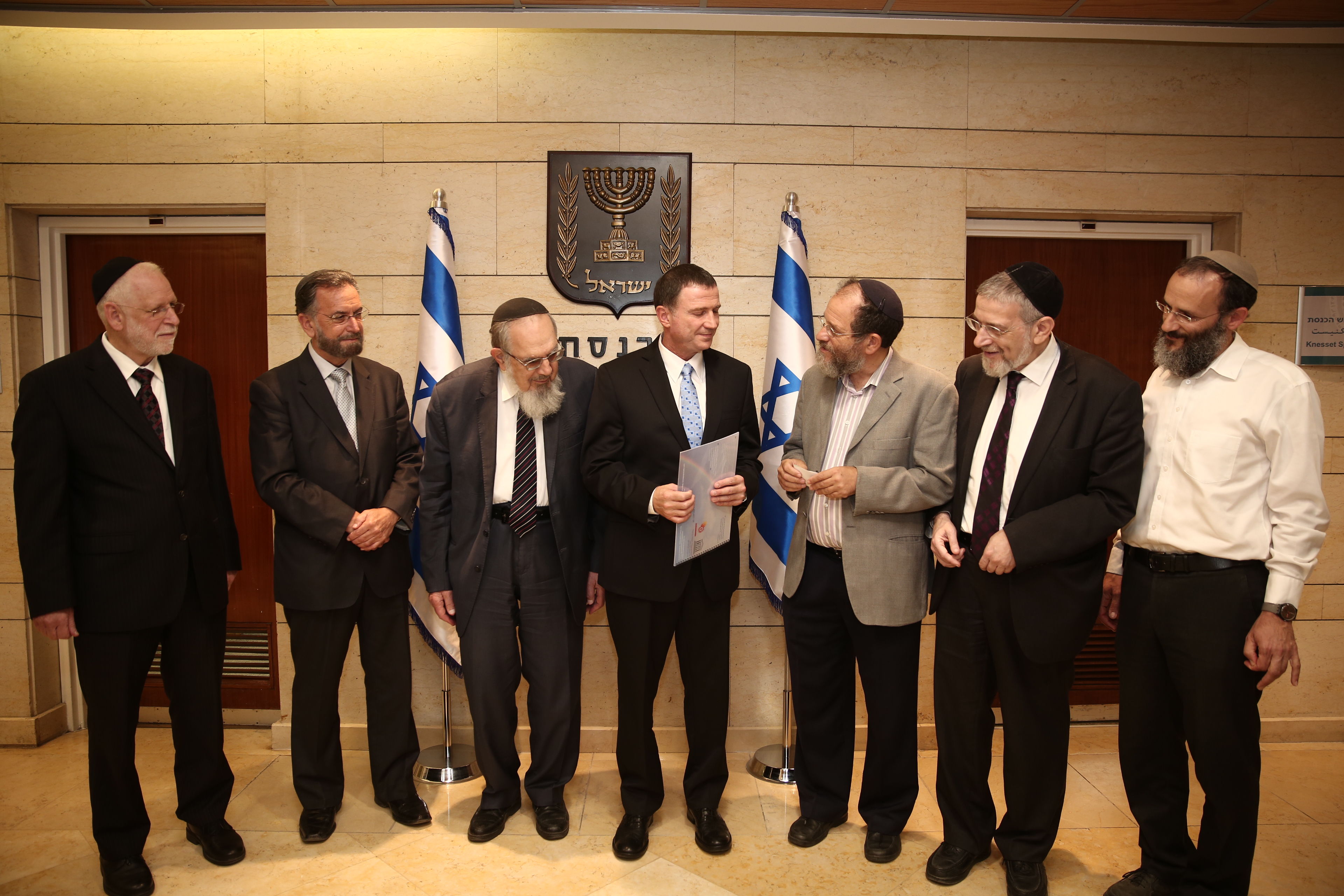 רבנים אוספים כסף לשיפוץ הכנסייה שהוצתה