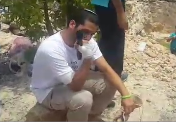 חברו הפצוע של דני גונן חזר למקום הרצח; צפו