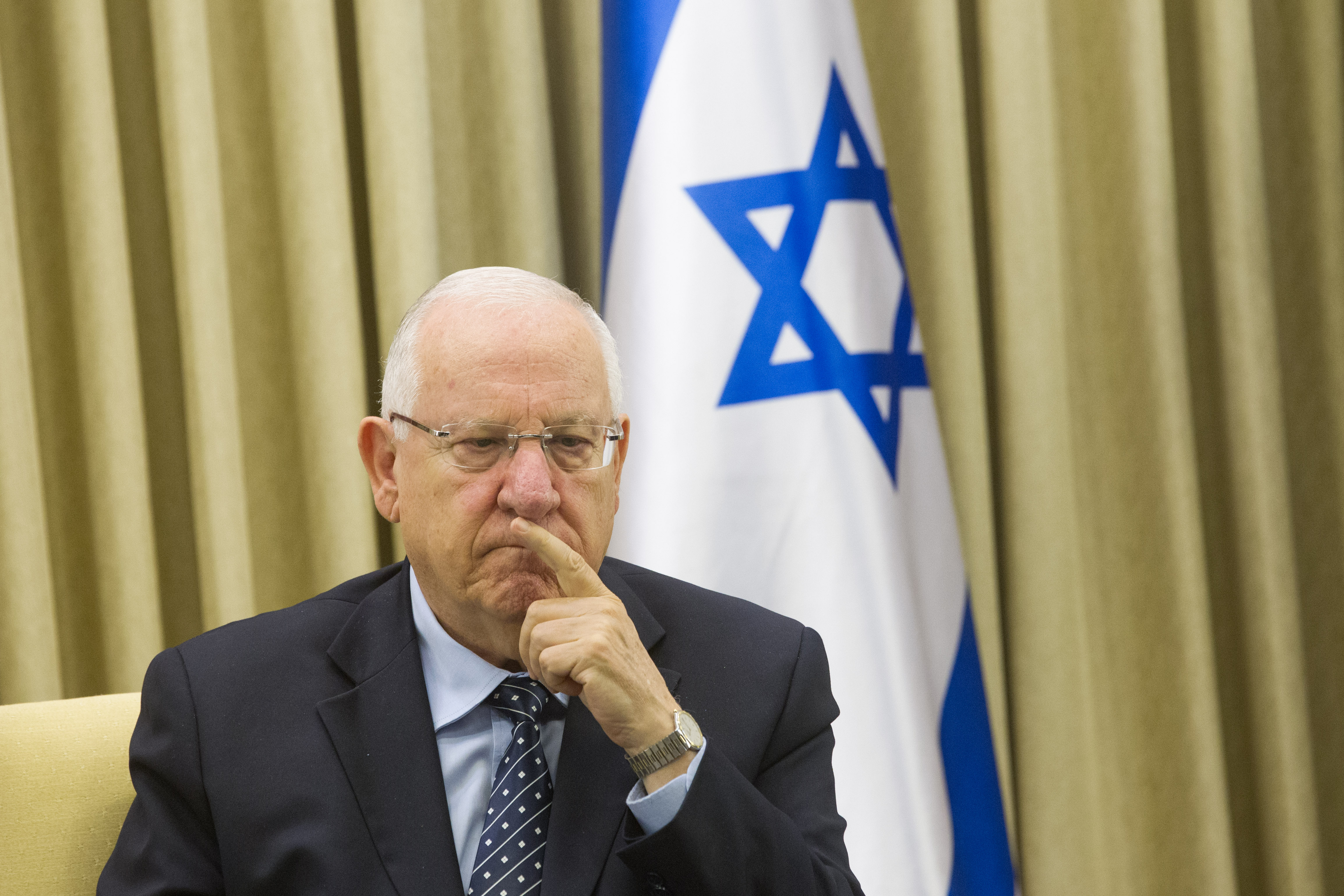 "במקום זקיפות קומה ריבלין הכשיר שרצים"