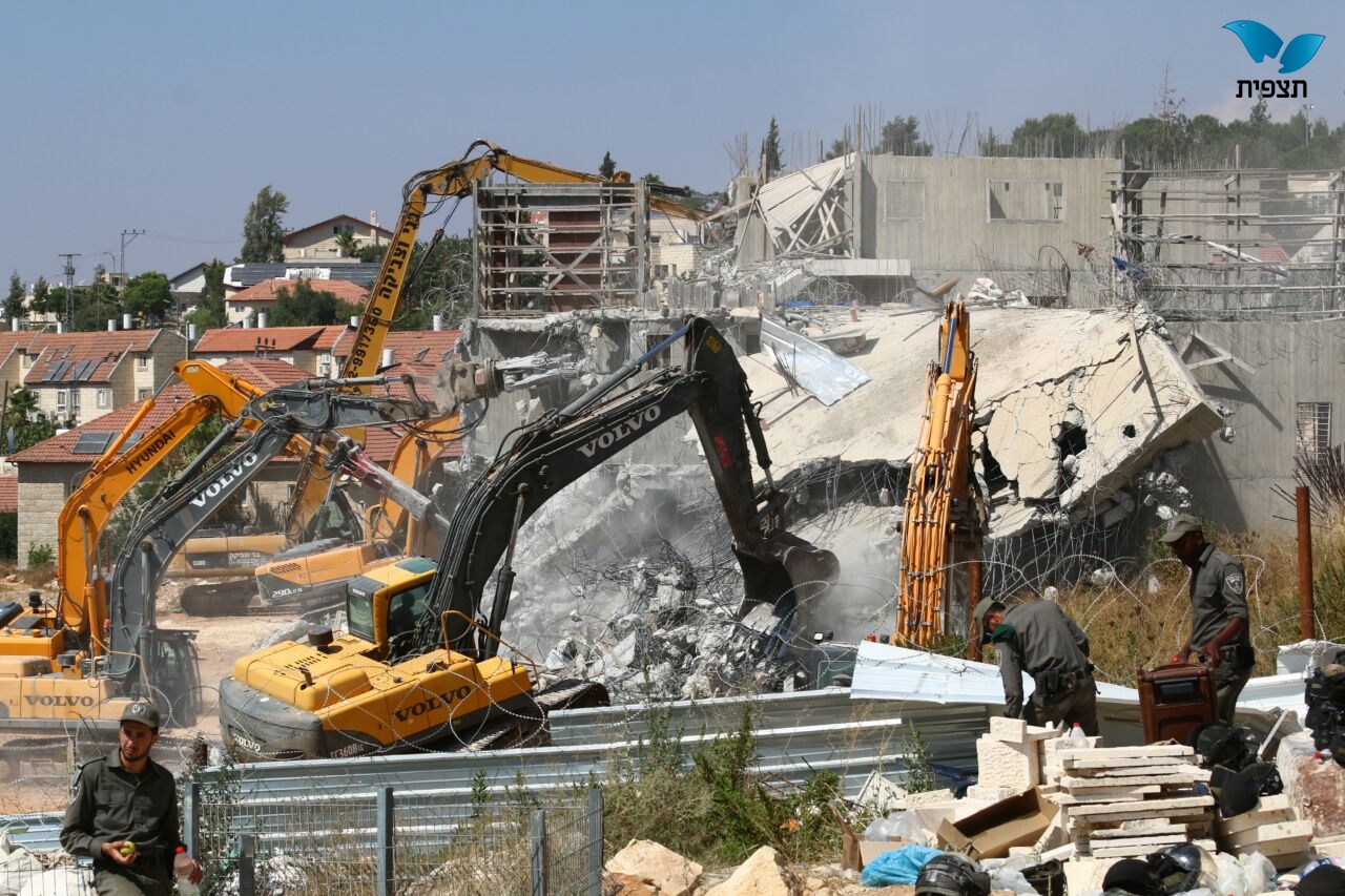 הטרקטורים הורסים את בתי דריינוף