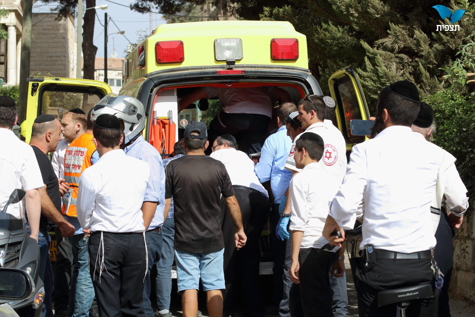 חרדי התחשמל במהלך בניית סוכה; מצבו קשה