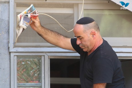 חרדי התחשמל במהלך בניית סוכה; מצבו קשה