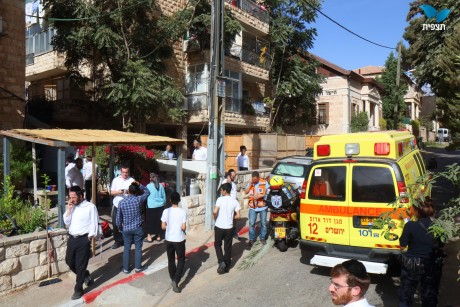 חרדי התחשמל במהלך בניית סוכה; מצבו קשה