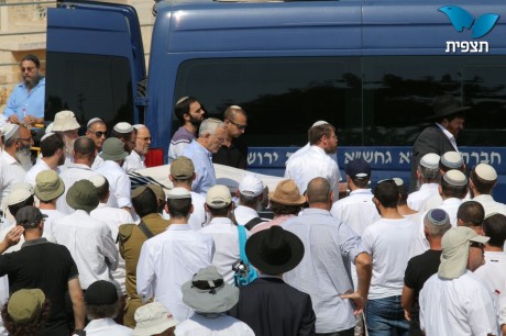 הרב נחמיה לביא ואהרון בניט הובאו למנוחות; תיעוד