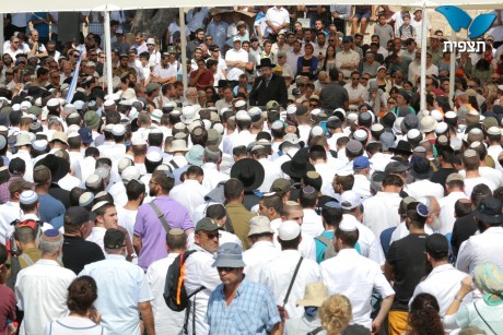 הרב נחמיה לביא ואהרון בניט הובאו למנוחות; תיעוד