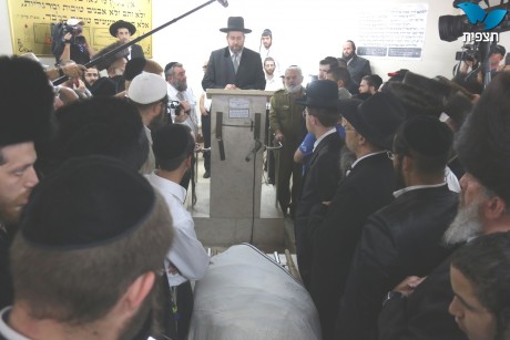 הרב נחמיה לביא ואהרון בניט הובאו למנוחות; תיעוד