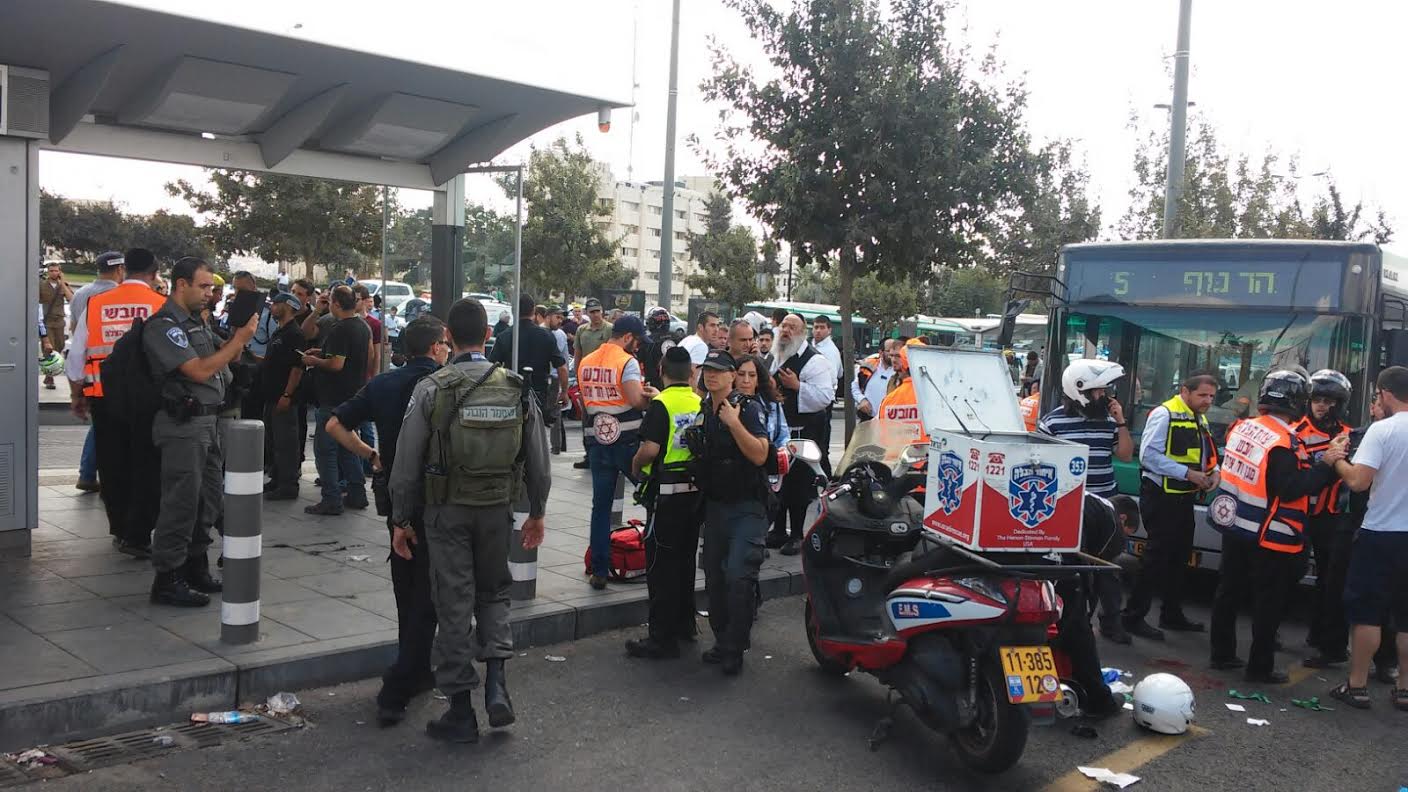 ערבי דקר בחור ישיבה בצווארו – מצבו קשה