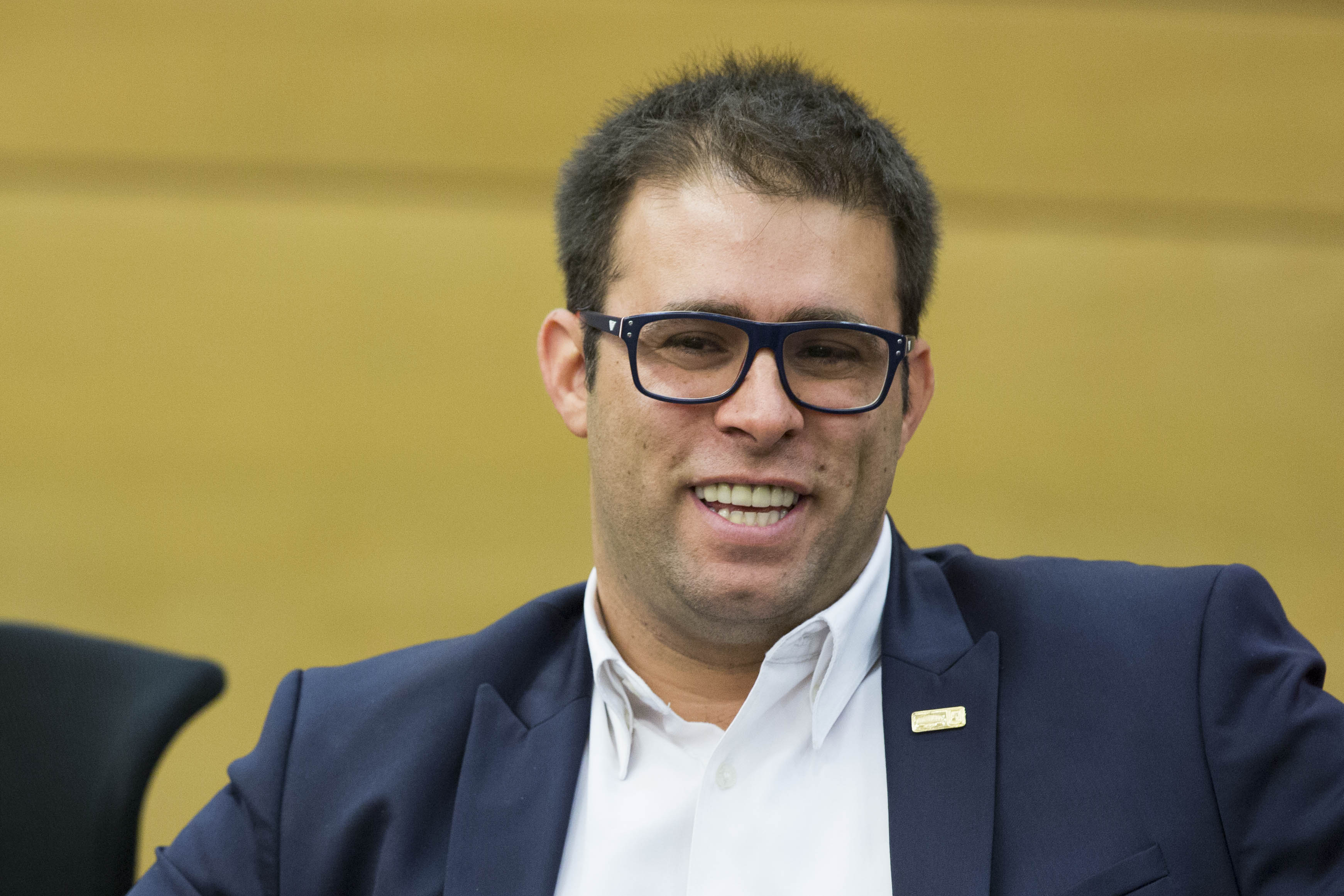 האזינו: אשתו של אורן חזן מותחת אותו בשידור חי