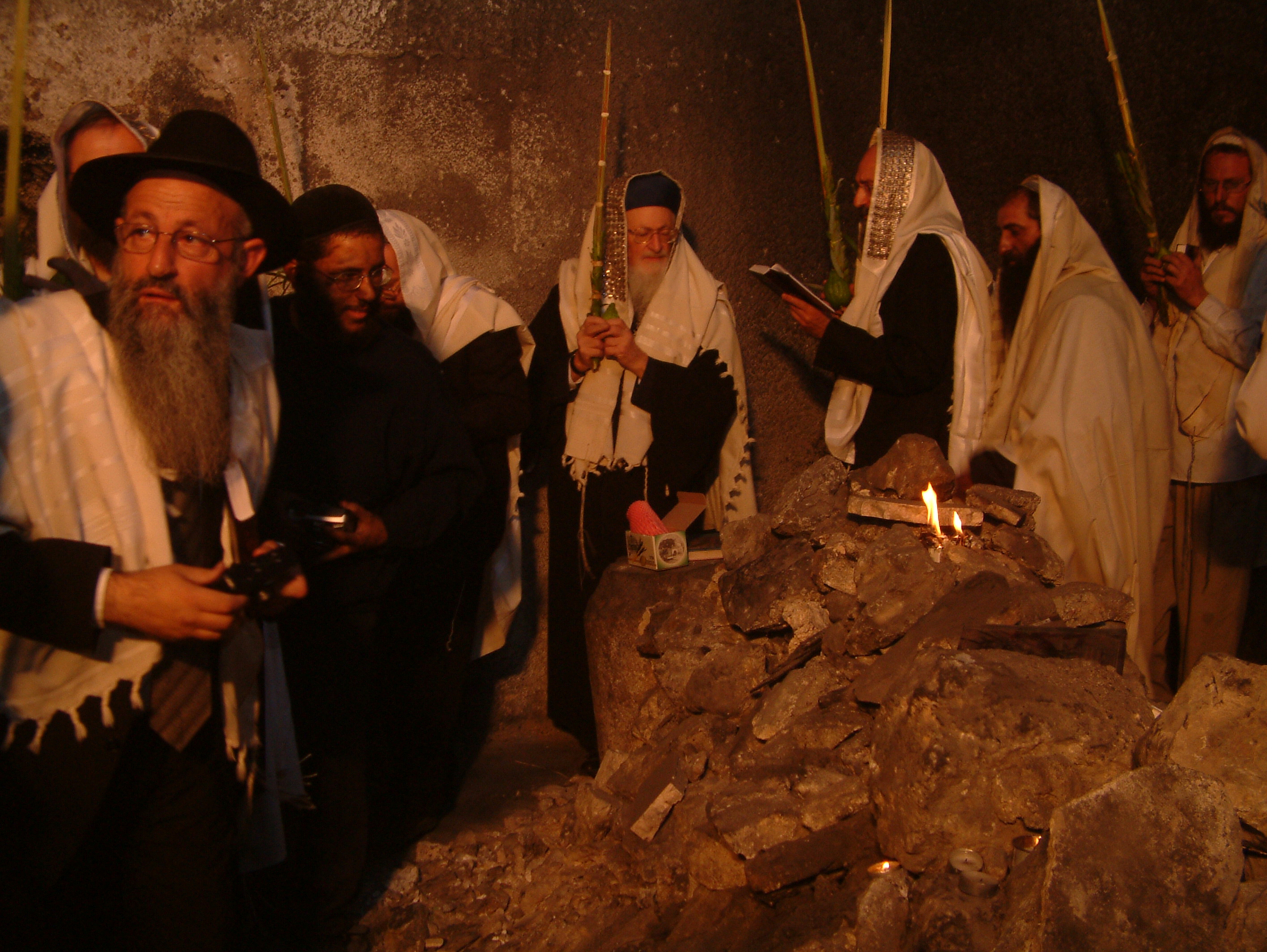 תמונה נדירה: הרב מרדכי אליהו זצ"ל בקבר יוסף