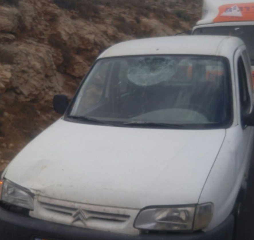 פיגוע דקירה ליד מיצד: הנדקר הניס את המחבלים