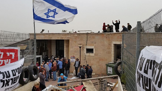 מאות בני נוער מתבצרים בבית הכנסת בגבעת זאב