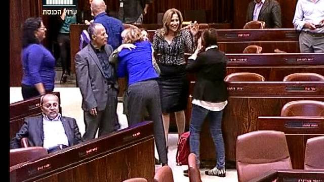 צפו: האופוזיציה ניצחה; הח"כיות קפצו וצהלו