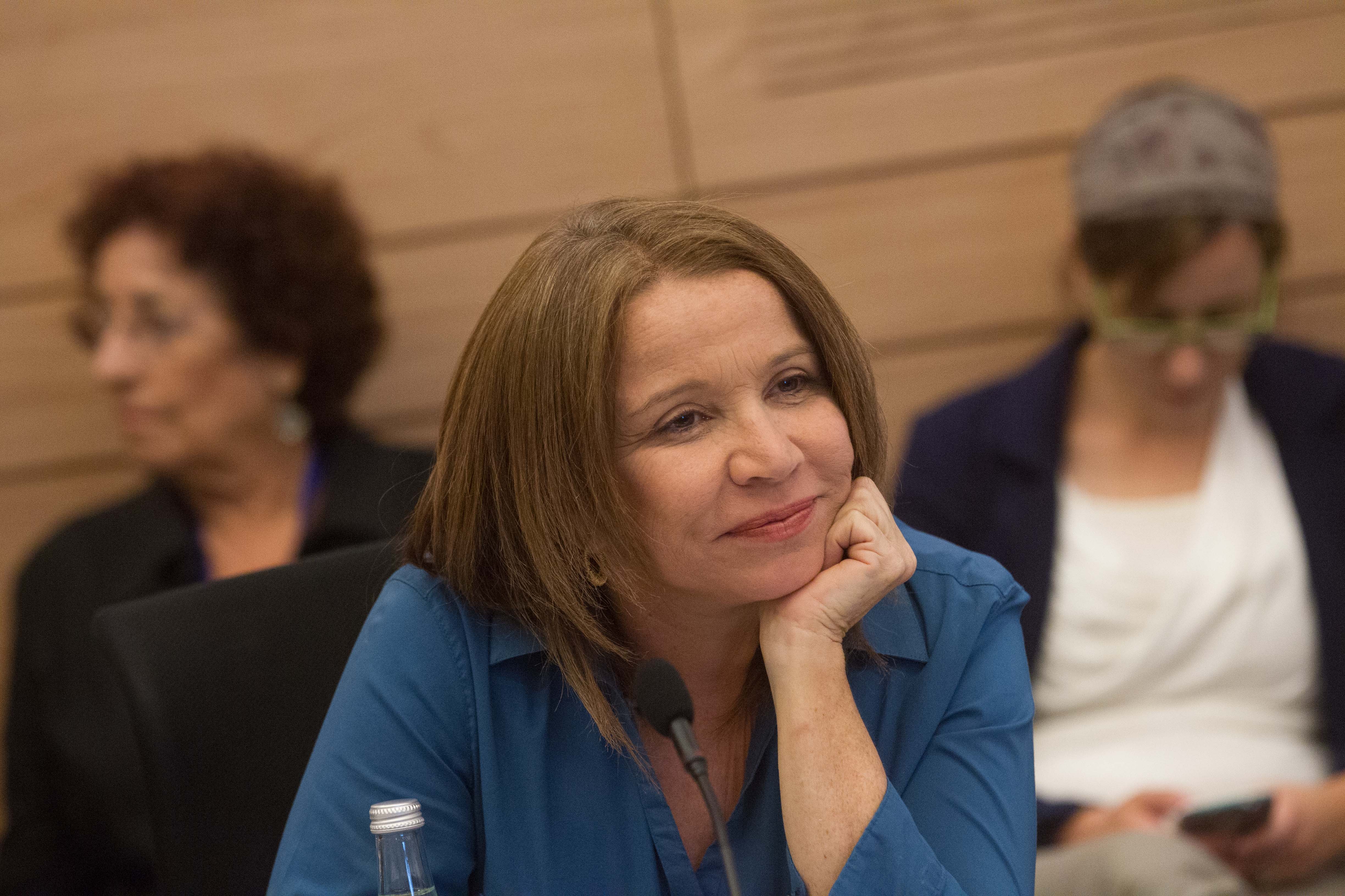 אנשים שהגנו על אולמרט תוקפים את אורן חזן