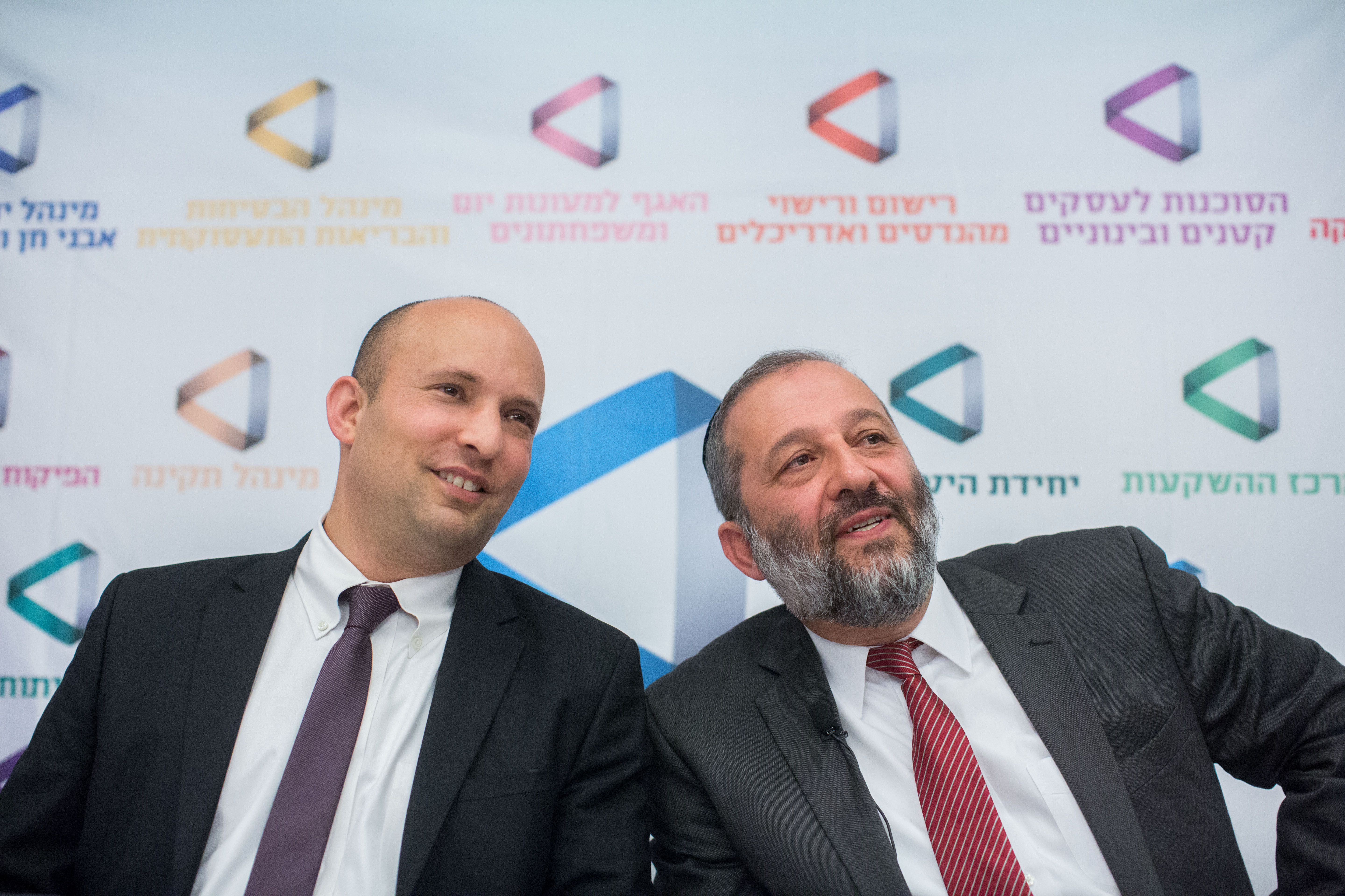 נסיון לאיחוי הקרע: בנט ייפגש עם החרדים