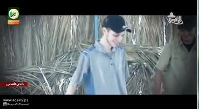 וידאו מהשבי: שליט עושה 'על האש' עם חוטפיו; צפו