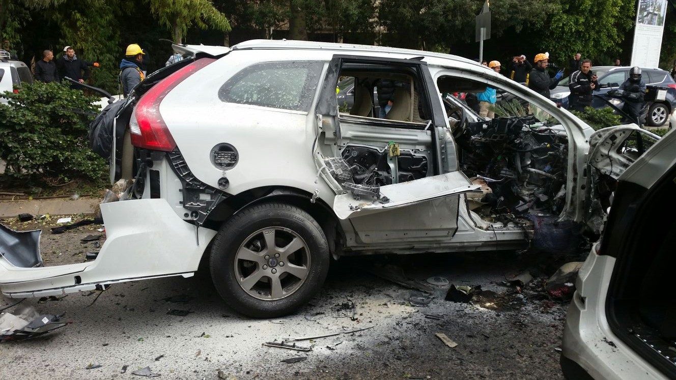 ניסיון חיסול בת"א: 2 פצועים קשה מפיצוץ רכב