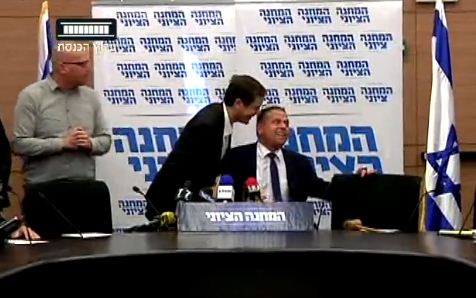 צפו: הרצוג מקים את כבל: "אתה יושב בכיסא שלי"