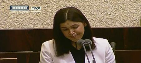 מרגש: החוק עבר, חברת הכנסת פרצה בבכי; צפו