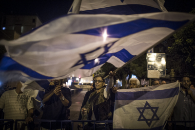 סערה בועידת הארץ: אמן תחב דגל ישראל לישבנו