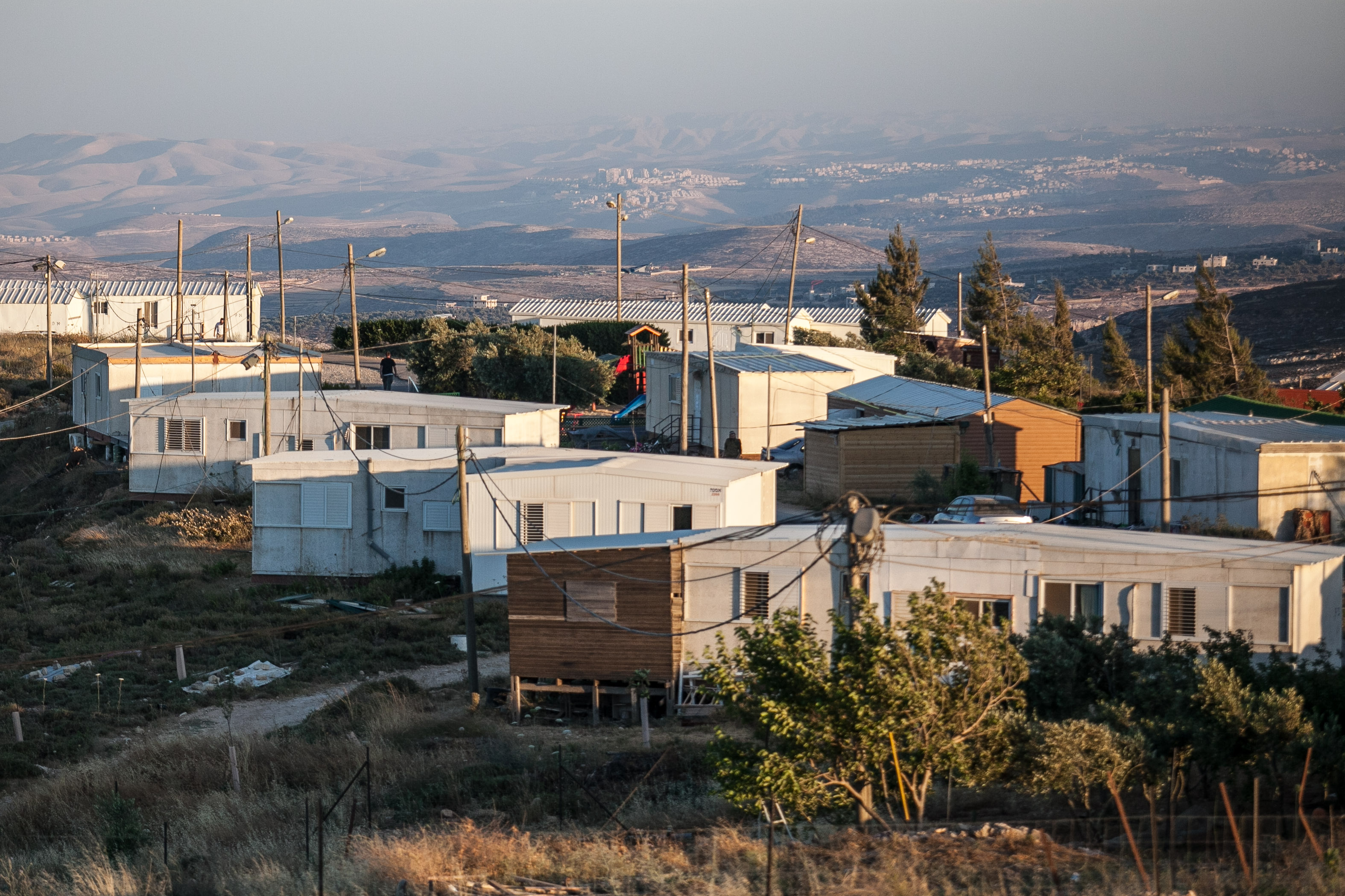 תושבי עמונה: "לא יקנו אותנו בכסף ולא בנדל"ן"