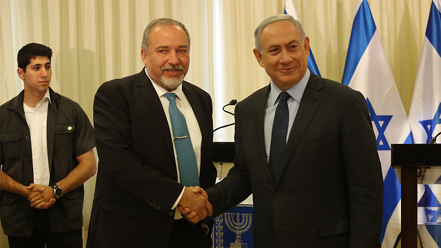 תם ולא נשלם: נתניהו וליברמן חתמו על הסכם; העיניים נשואות לבנט