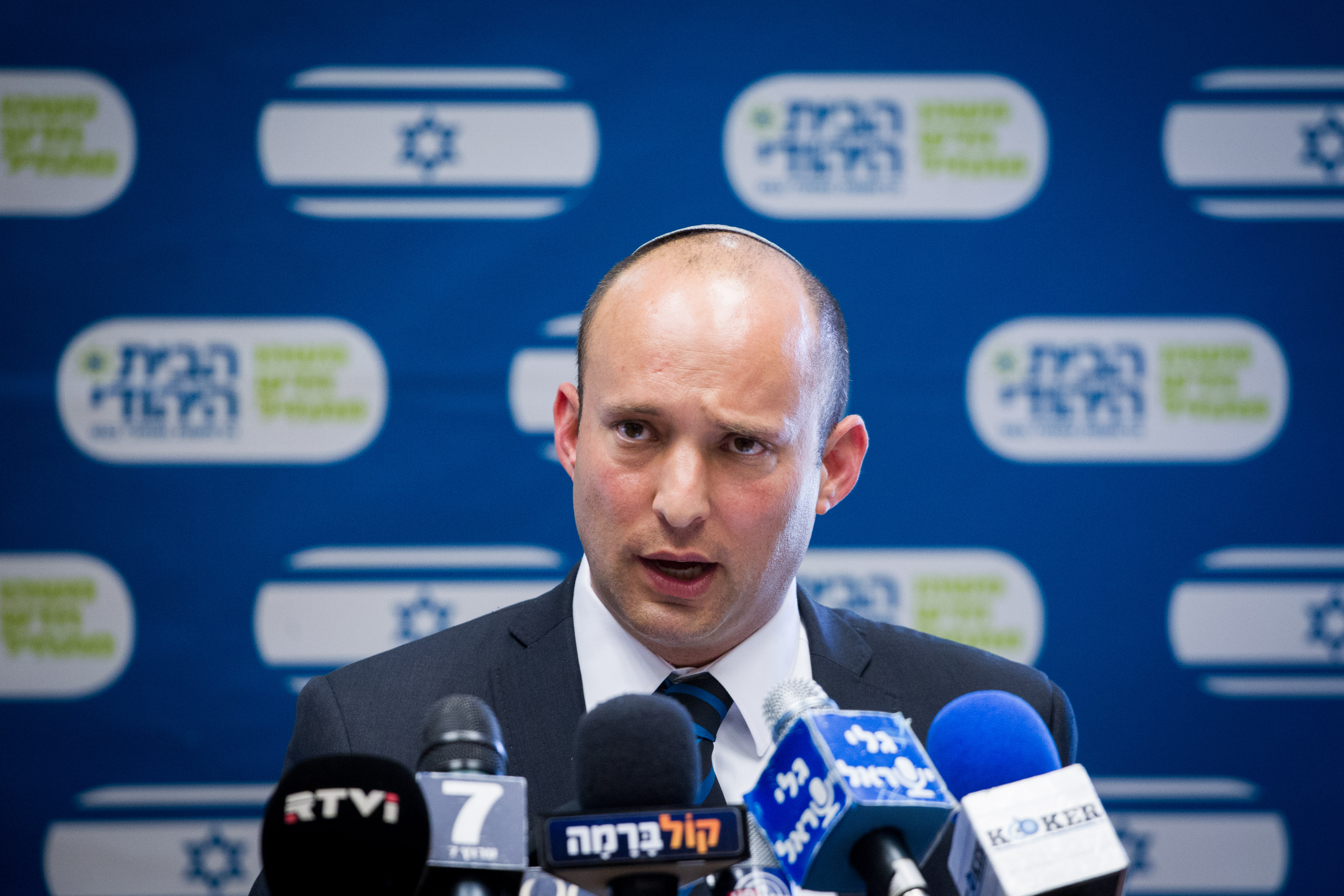 ירון לונדון השתלח בבוגרי המכינה; בנט השיב אש