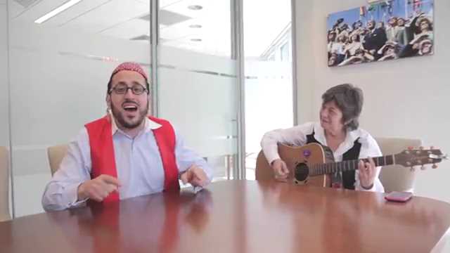 ליפא וקורין אלאל ב"אין לי ארץ אחרת" ביידיש