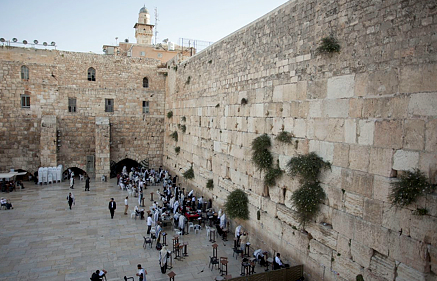סערה בכותל: ניסו להבריח ספר תורה מתחת לחצאית