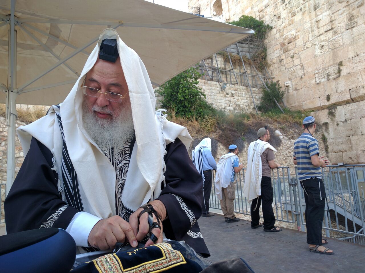 הרב עמאר הגיע לתפילת מחאה בכותל הרפורמי