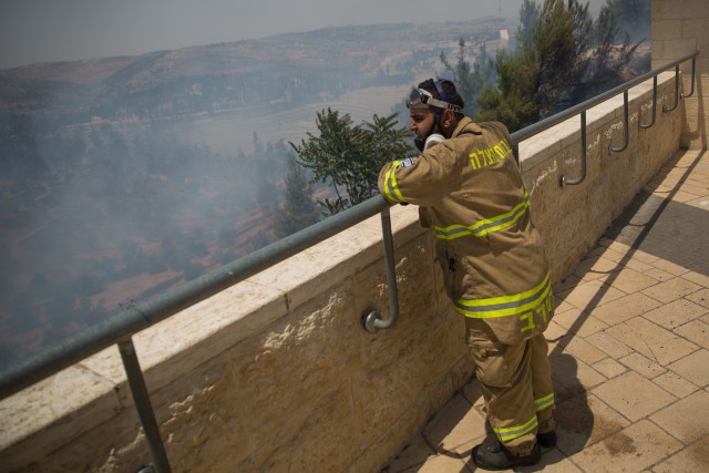 הכבאים הצליחו להשתלט על שריפת הענק – צפו