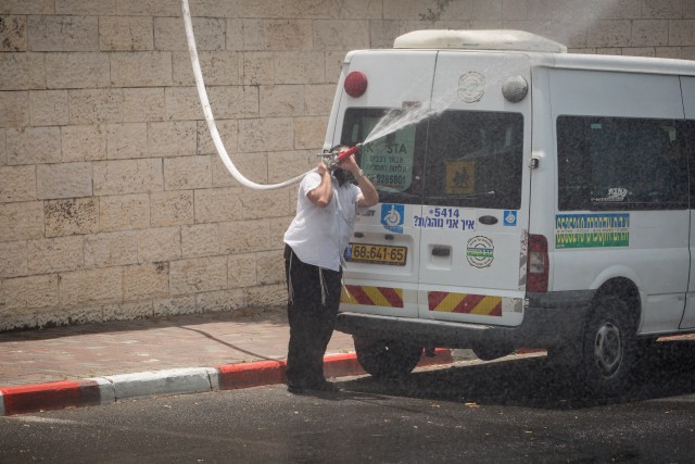 הכבאים הצליחו להשתלט על שריפת הענק – צפו