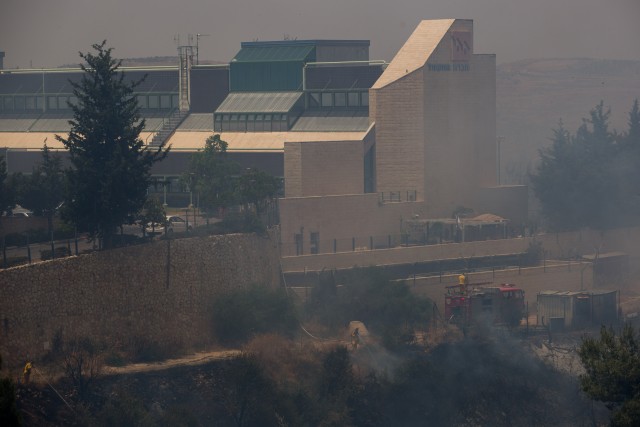 הכבאים הצליחו להשתלט על שריפת הענק – צפו