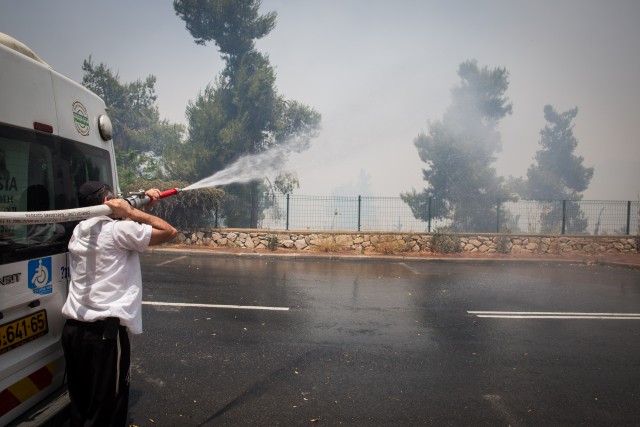 הכבאים הצליחו להשתלט על שריפת הענק – צפו