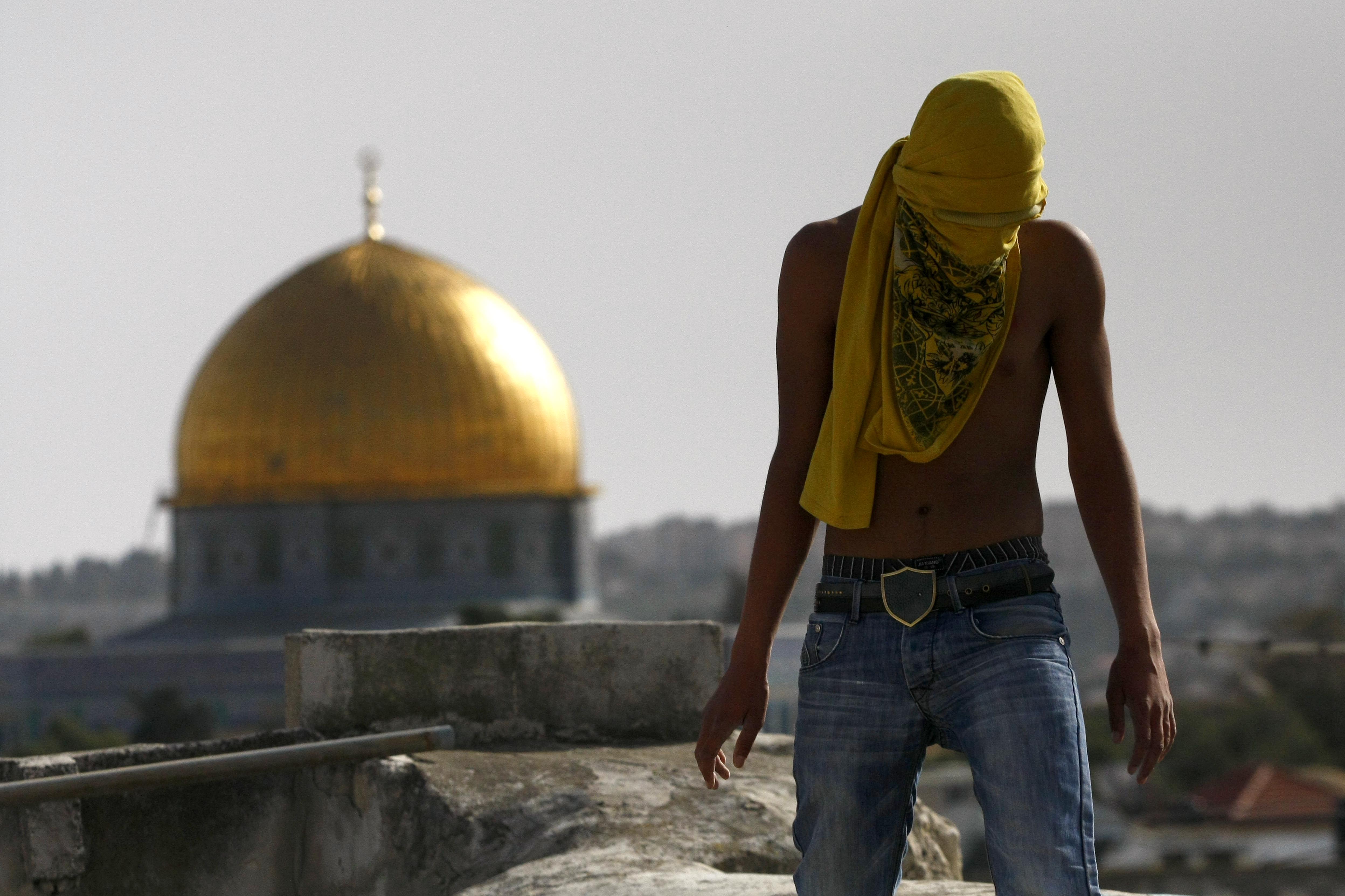 התפרעויות קשות; ערבים התבצרו עם אבנים במסגד