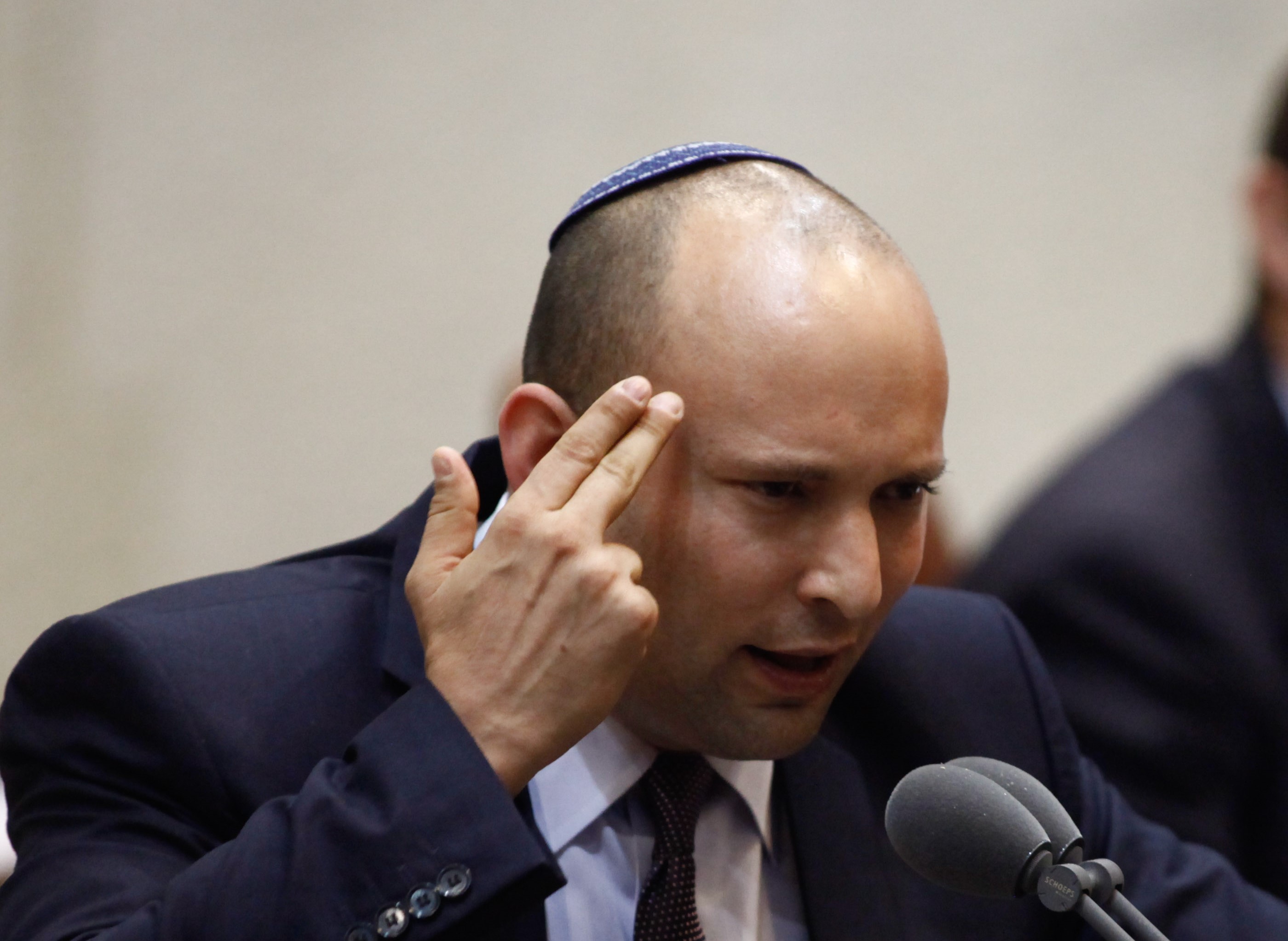 בנט במתקפה על מנדלבליט: "נביא מישהו אחר"