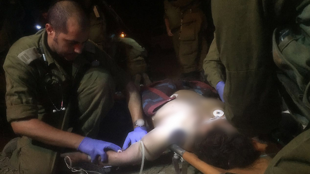 צפו: חובשים של צה"ל טיפלו ב-8 סורים פצועים