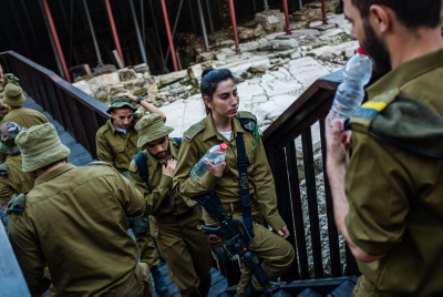 במקרים חריגים: חיילים וחיילות יישנו באותו חדר