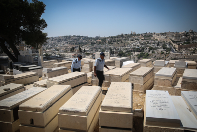 עלתה לקבר חמותה וגילתה מצבה של מישהו אחר