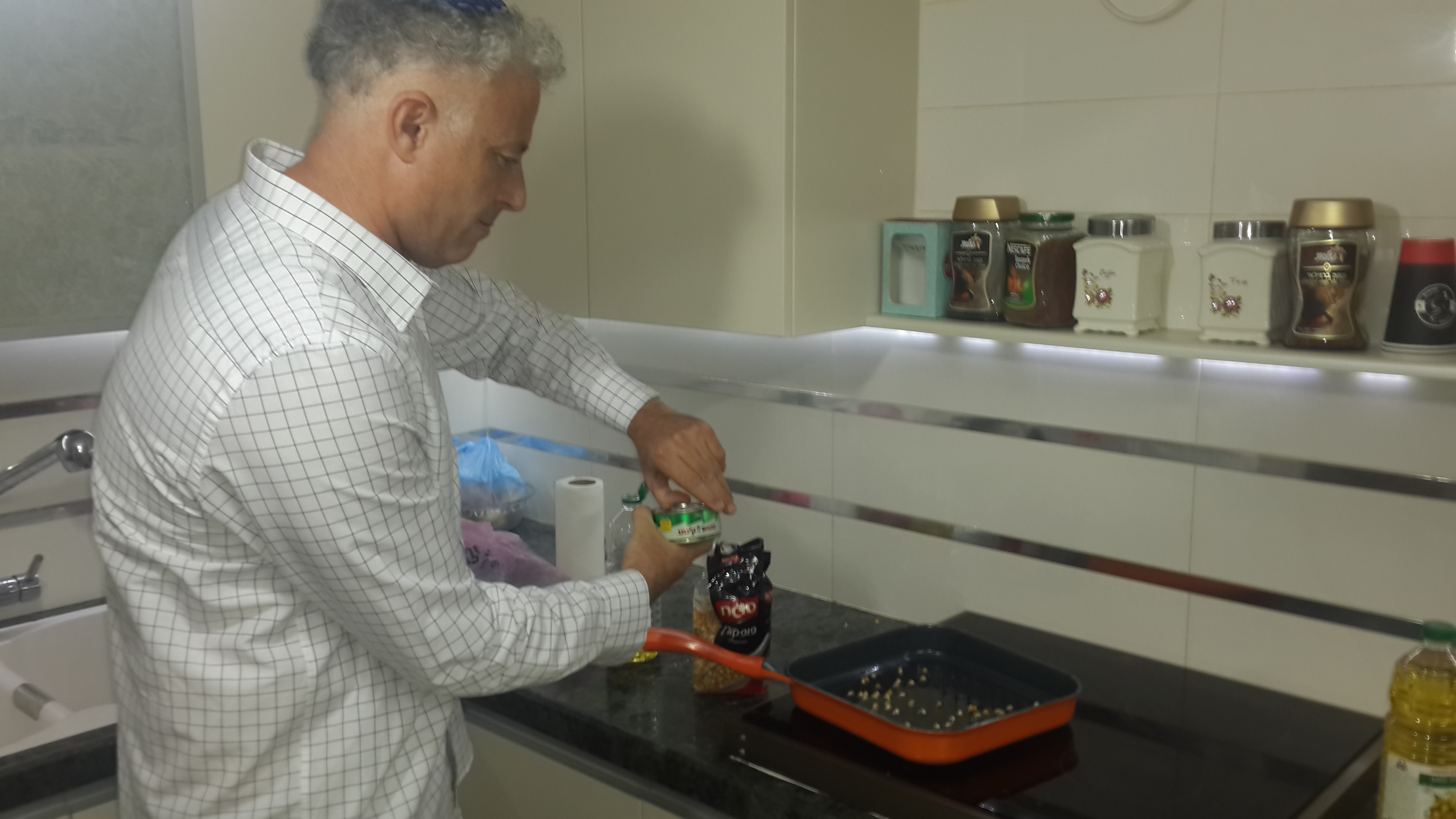 סורגים ארוחה עם סלבסרוג • יהודה עמשלם