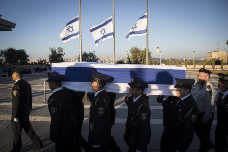 ארונו של פרס הוצב ברחבת הכנסת; אלפי אזרחים יחלפו על פניו